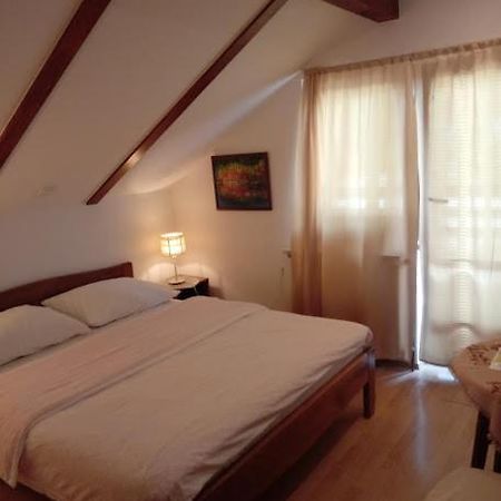 Guesthouse Marton Jezerce Exterior foto