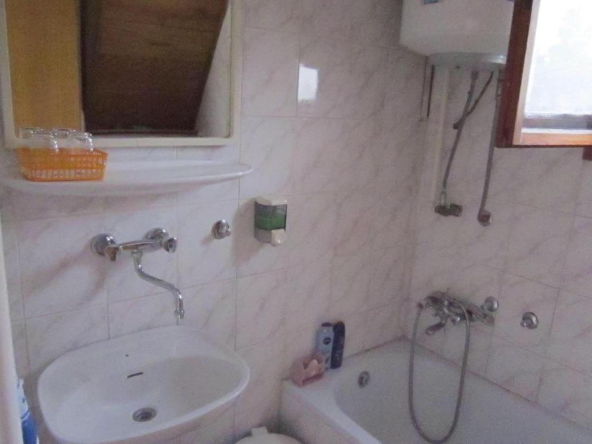 Guesthouse Marton Jezerce Exterior foto